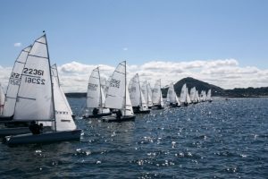 2000 fleet race start upwind